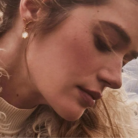 BNIB Kendra  Scott Yellow Rose Iconic Earrings-Ivory MOP Framed In Antique Gold - Picture 4 of 4